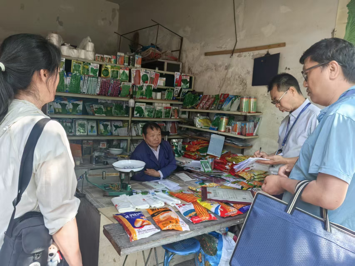 仁和区开展放心农资下乡村宣传活动