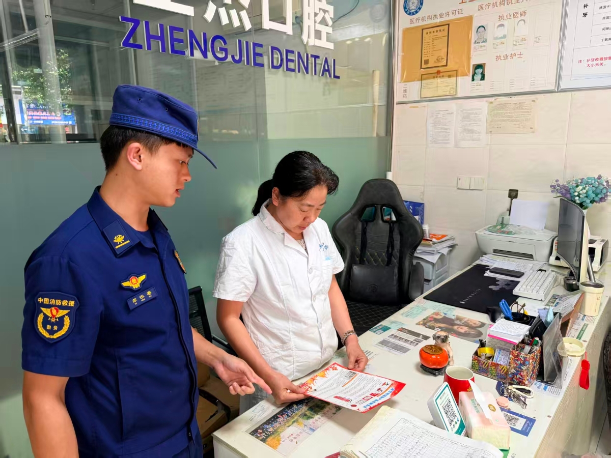 强化诚信宣传 筑牢安全防线——仁和区消防救援局开展诚信+消防普法宣传进商户活动